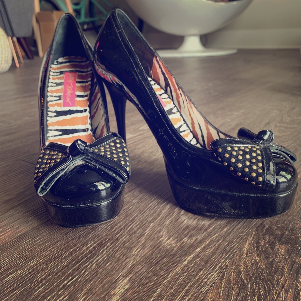Betsey Johnson Black Bow Pumps
